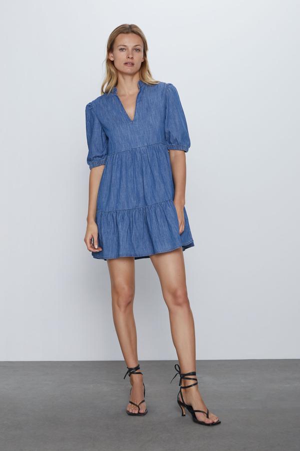 Un básico que no te quitarás en toda la temporada: vestido mini con vuelo en tejido denim que , además, solo cueta 22,95 euros. De la nueva colección de primavera de Zara, Lost garden.