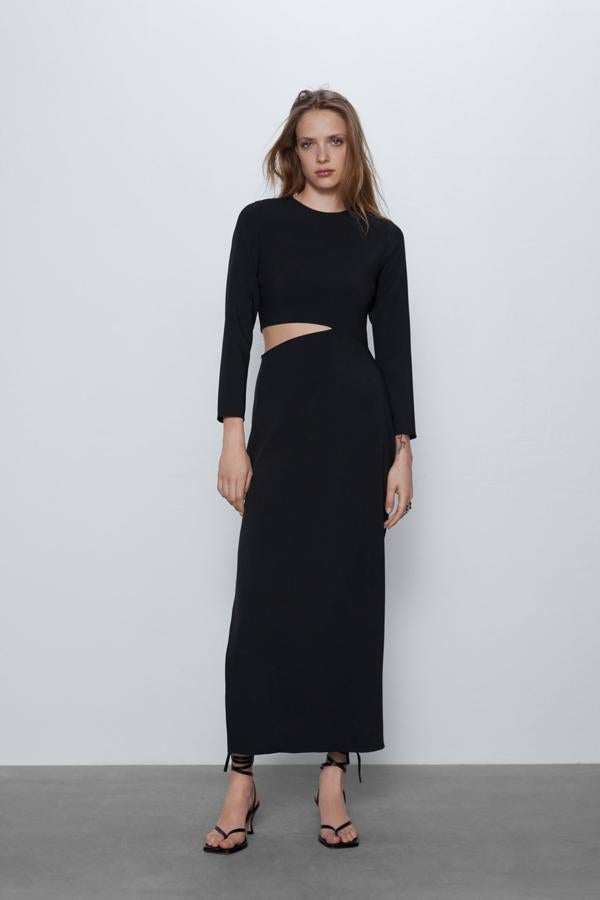 Vestido largo negro con detalle cut out en un lateral, 49,95 euros. De la nueva colección de primavera de Zara, Lost garden.
