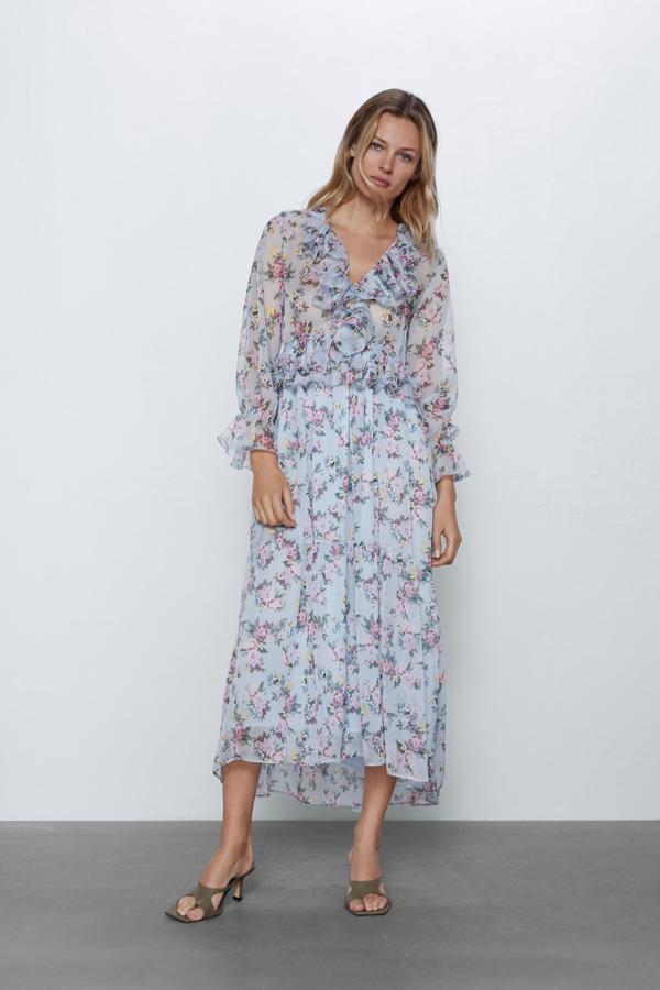 Vestido de gasa con estampado de flores, volante en el escote y gomas en los puños y la cintura, 49,95 euros. De la nueva colección de primavera de Zara, Lost garden.