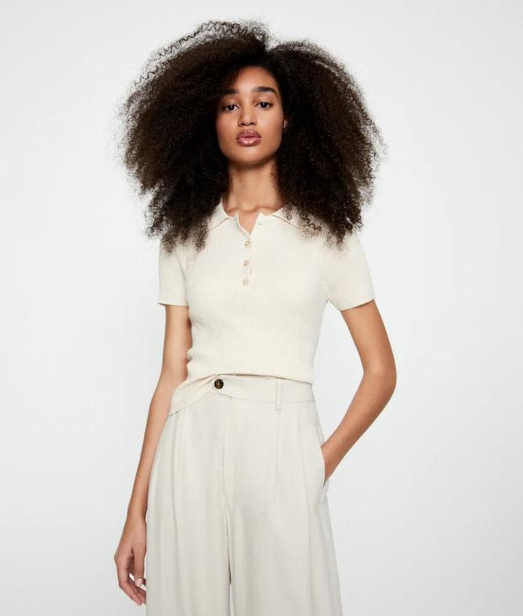 Polo de punto en amarillo pastel y manga corta de Pull&Bear (17,99 euros).