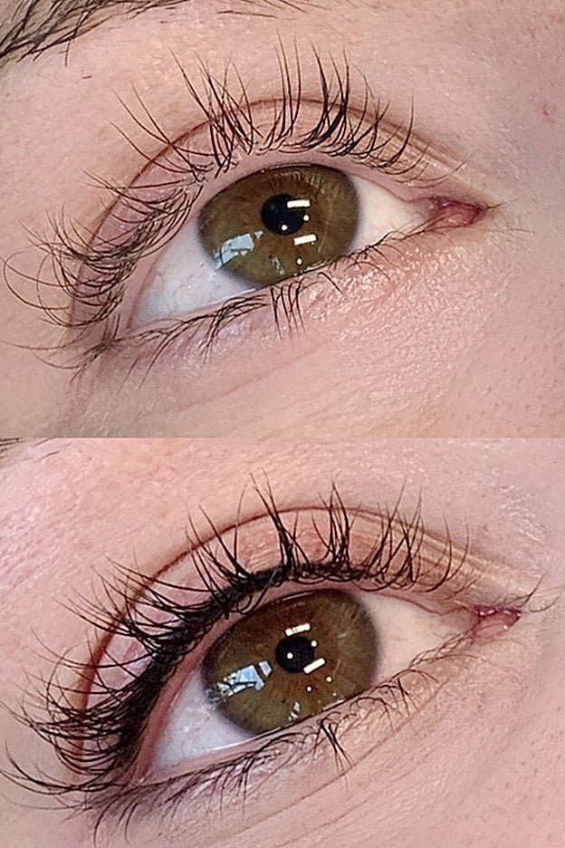 Un ejemplo de tatuaje semipermanente de la raya del ojo, muy sutil.