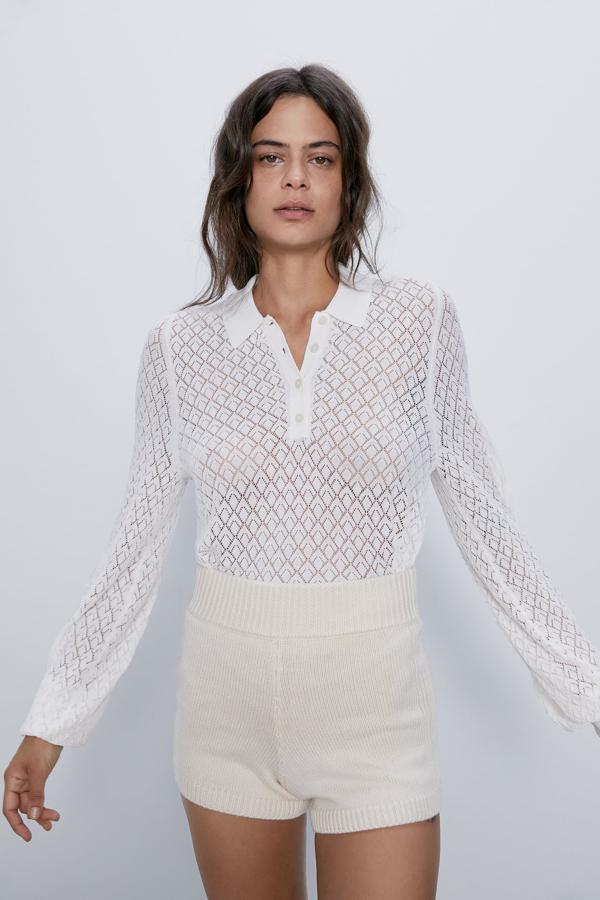 Polo blanco de pointelle y manga larga de Zara (22,95 euros).