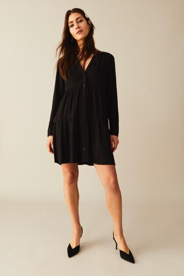 Vestido mini de capas con cierre de botones (15,99 euros).