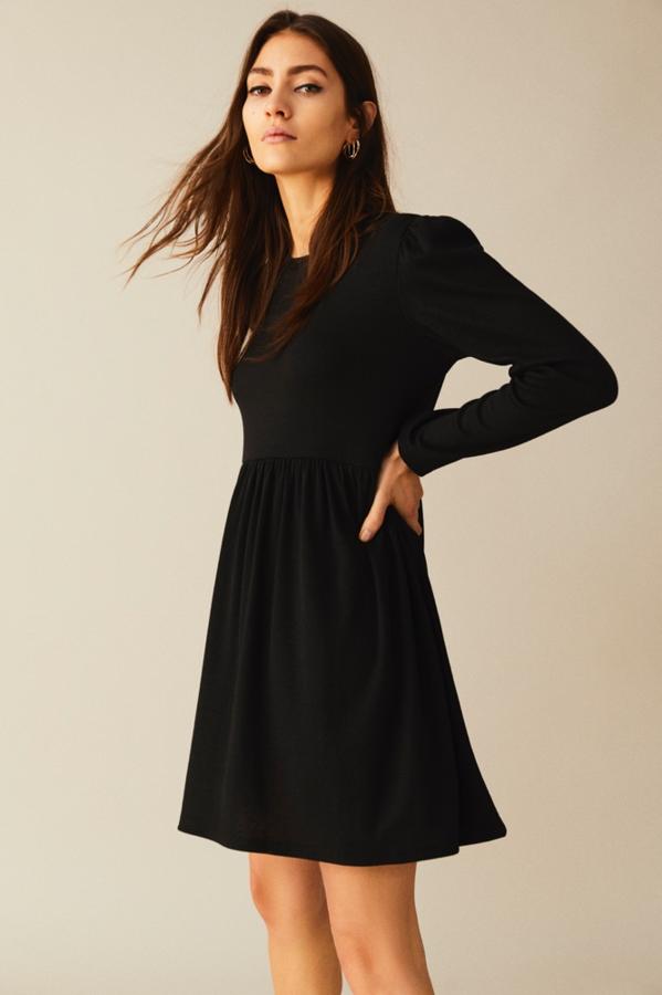 Vestido mini negro de canalé (8,99 euros).