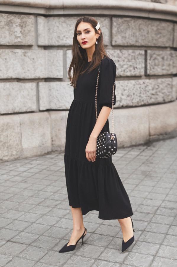 Vestido negro largo con volantes (19,99 euros).