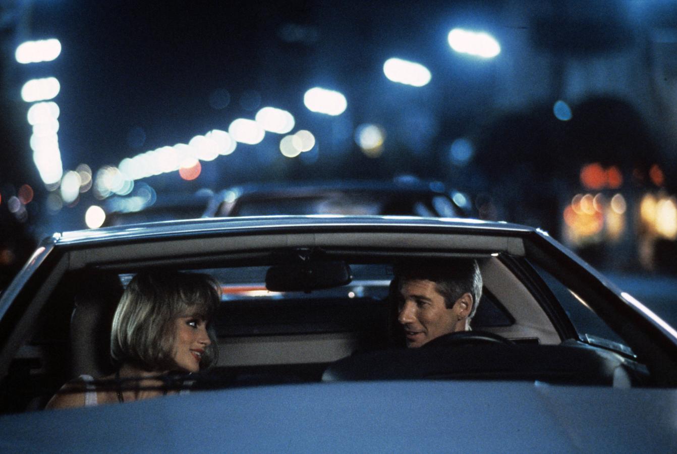 Normalmente, las marcas de coches siempre quieren que sus vehículos aparezcan en películas. Sin embargo ni Ferrari ni Porche quisieron que un modelo suyo se pudiera relacionar con la prostitución. Finalmente apareció con un Lotus Espirit SE de 1989.