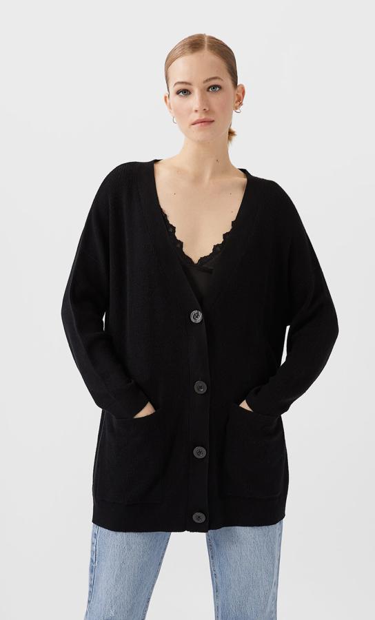 Por mucha primavera que tengamos por delante el negro siempre es necesario en cualquier armario, y este cárdigan largo es perfecto para convertirse en un comodín de estilismo. Cuesta 19,99 euros y está disponible entre las tallas XS y M.