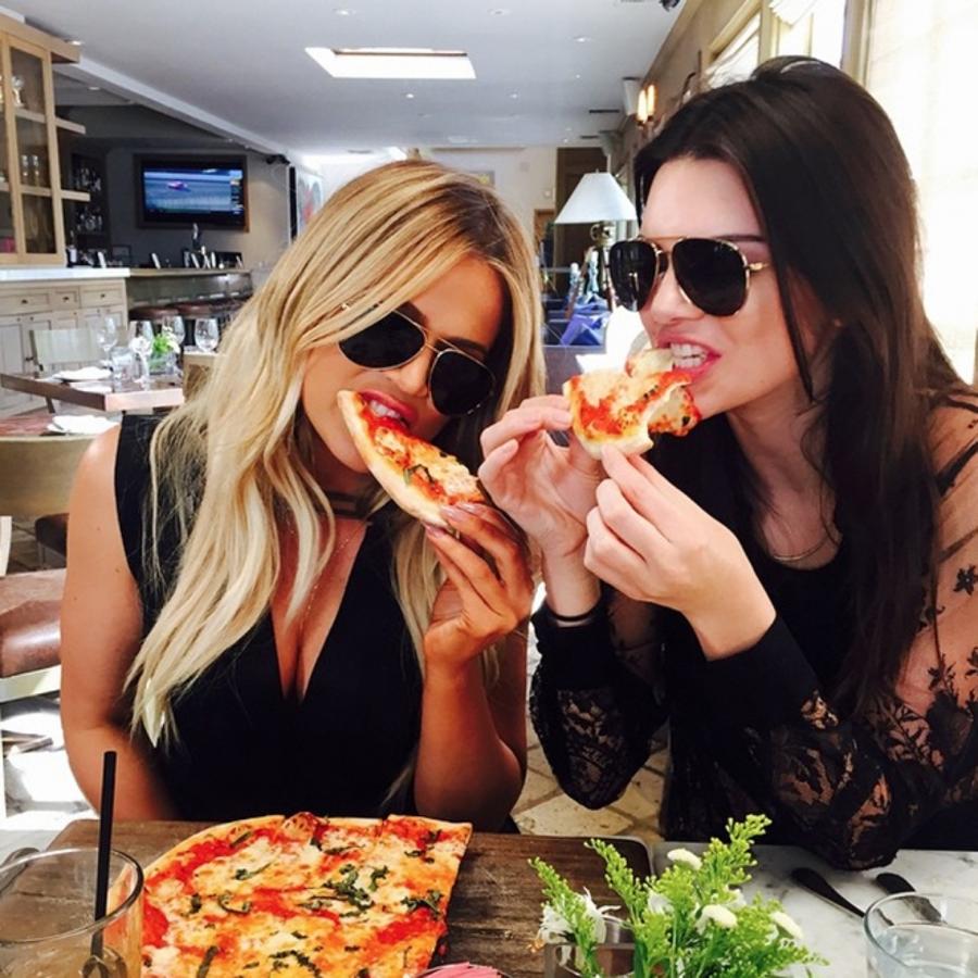 Las dos celebrities son muy de carbohidratos: se fotografían ya sea engullendo pizza o zampando un plato de pasta.
