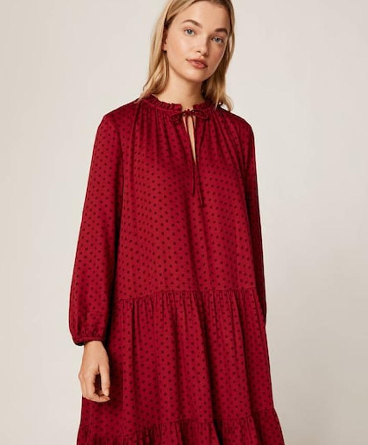 En Oysho hemos encontrado un camisón que te hará olvidar que no has salido de casa para trabajar y viene con la tendencia de lunares negros sobre fondo rojo. Con cuello que se ajusta con cordón, solo queda en las tallas S, M y L, y ha pasado de costar 25,99 euros a 18,19 euros.