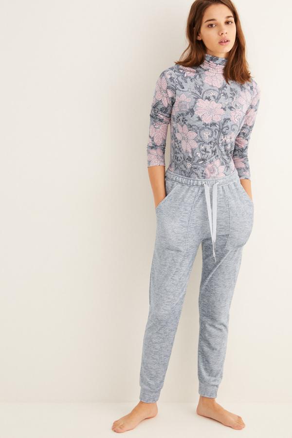 En Women Secret hemos encontrado esta bonita camiseta de cuello alto con manga larga y flores estampadas perfecta para las más frioleras. Está disponible en las tallas S y M, y de 19,99 euros ha pasado a 8,99 euros.