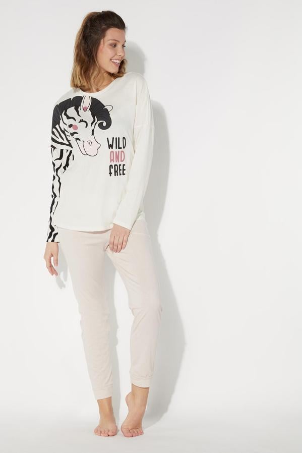 Si quieres llevar lo de “trabajar en pijama” hasta el extremo, en Tezenis hemos encontrado esta simpática propuesta con cebra incluida, que  cuesta 19,99 euros  y está disponible en las tallas S, M y L. Pantalón y jersey vienen juntos.