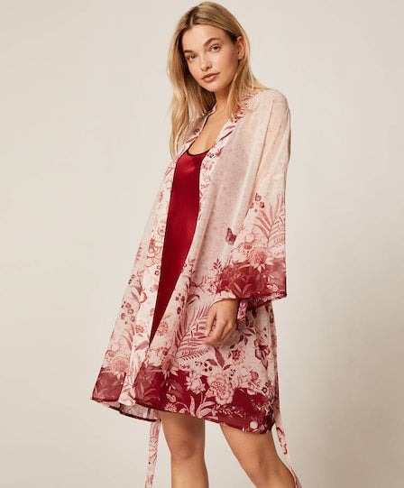 De manga larga, con cierre mediante cordón, esta bata con preciosos motivos florales en tonos granates es tan vistosa que no querrás ponerte otra cosa. Solo queda en la talla ML y ha pasado de 35,99 euros a 25,29 euros.