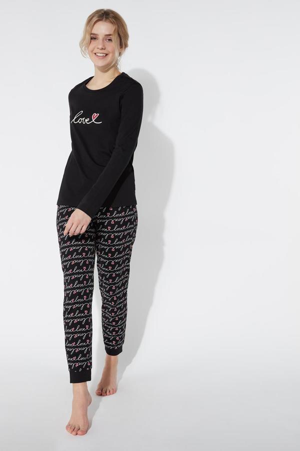 Para aquellas que no renuncian al negro ni cuando están en casa, en Tezenis hemos encontrado este pijama con el jersey liso con “love” y un vistoso corazón en el frontal, y un pantalón estampado con la misma palabra.  Cuesta 19,99 euros  y está disponible en las tallas S, M y L.