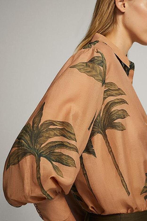 La blusa tiene una amplia variedad de tallas: desde la 34 hasta la 44.