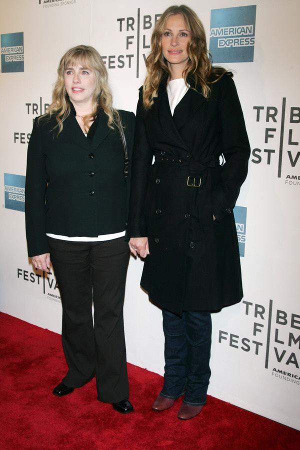 Julia tiene varios hermanos, uno de ellos, Eric, también se dedica al mundo de la interpretación. Lisa, su hermana mayor, siempre estuvo muy unida a la actriz, y también ha hecho sus pinitos en el mundo del cine. En su caso, papeles muy pequeños, incluso quedando fuera de los créditos, en varias de las películas de Julia, como `Novia a la fuga´ o `Come, reza, ama´. Lisa también trabaja como productora, y actualmente prepara una telecomedia inspirada en `La boda de mi mejor amigo´, otras de las cintas de Julia.