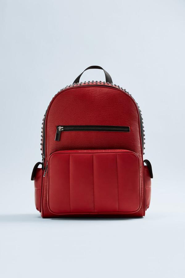 Esta mochila roja efecto piel de Zara nos ha encantado. Cómoda, amplia y con un llamativo color rojo y tachuelas que seguro que alegra todos tus looks (59,95€).