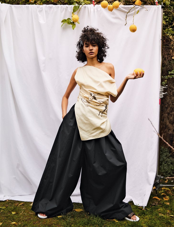 Top de Jil Sander, pantalón de Loewe, sandalias de Louis Vuitton y clip de pelo, de BPCR.