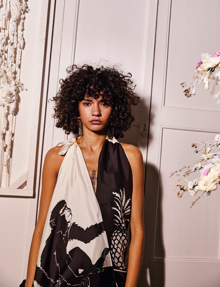 Top de seda estampada, de Bottega Veneta, y pendientes de Rad.