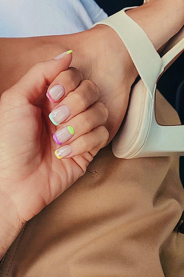 Un detalle clave: pintar la base de la uña de un dedo en color neón.