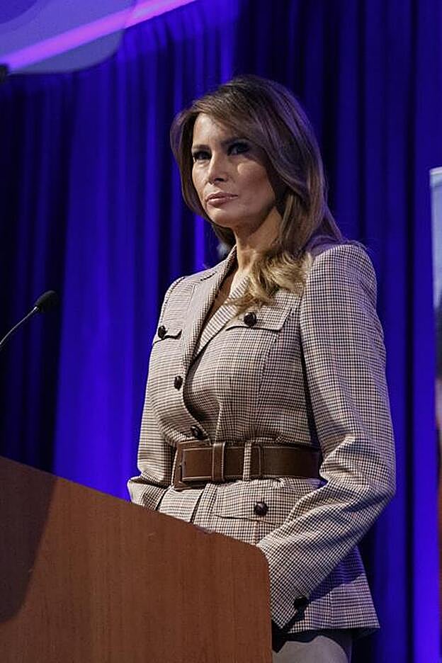 Melania Trump apuesta por una chaqueta con poder totalmente distinta: entallada, con trabillas y cinturón.
