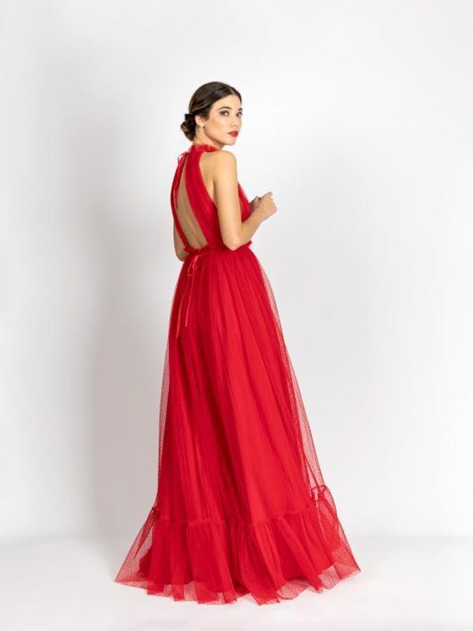 Vestido largo de tul plisado con topitos de terciopelo en color rojo y cuello cisne (450 euros).