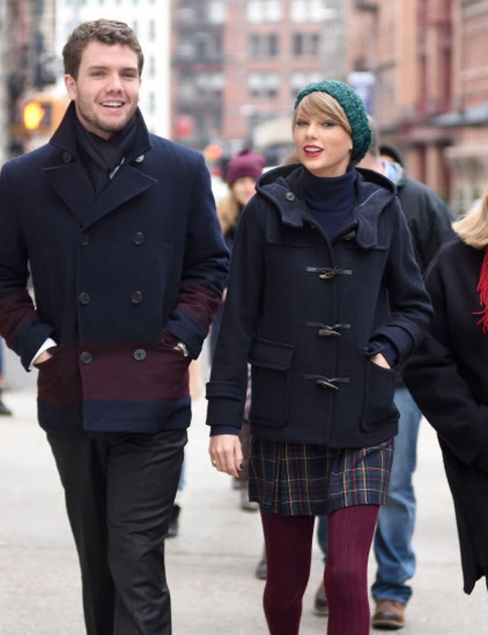 Austin es el hermano pequeño de la cantante, y suele acompañarla en viajes y eventos. Aunque estudió fotografía en la Universidad de Vanderbilt, posteriormente ingresó en la Universidad de Notre Dame para formarse como actor. Hace unos años se graduó y ya ha hecho sus pinitos en el mundo del cine. En 2016, participó en `Vivir de noche´, película protagonizada por Ben Affleck y Elle Fanning. Taylor está muy unida a él, y ha llegado a anular su asistencia en algún gran evento para, por ejemplo, acompañarle en su graduación.