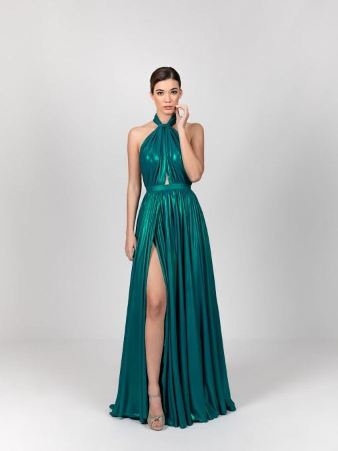 Vestido largo con cuello halter y falda fruncida con abertura en el lateral derecho de tejido verde fantasía (350 euros).