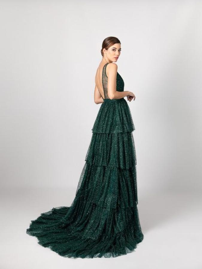 Vestido largo de tul fantasía verde con falda de volantes y cola (700 euros).