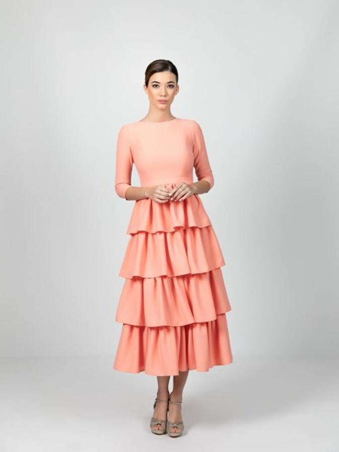 Vestido midi de crepé con escote en la espalda, Manga francesa y falda de volantes (350 euros).