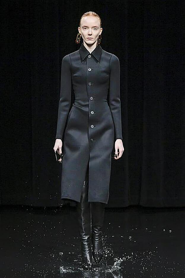 La modelo de Balenciaga, con un teléfono en el desfile.
