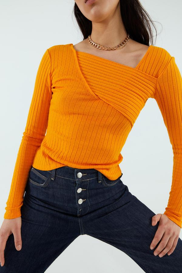 En color huevo y diseño entrecruzado, este cuerpo de manga larga está disponible entre las tallas S y L y cuesta 19,99 euros.