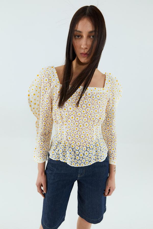 Las margaritas son unas de las flores estrella en la nueva colección de Sfera y en este cuerpo de organza quedan preciosas. Cuesta 35,99 euros y está disponible entre las tallas S y L.