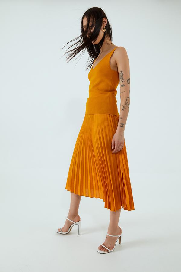 En naranja huevo, rojo y blanco, Sfera también pone su granito de arena en las infinitas posibilidades que tenemos para ponernos una falda plisada. Cuesta 29,99 euros y está disponible en las tallas S, M y L.