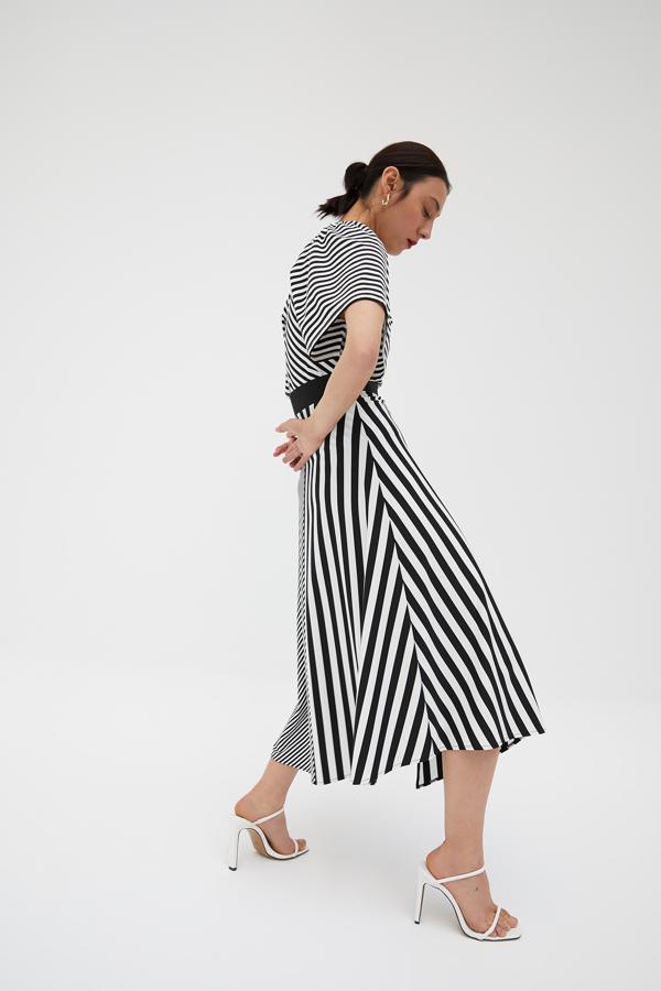 Dos diseños de rayas verticales diferentes para esta falda bicolor con goma en la cintura. Cuesta 19,99 euros y está disponible en las tallas S, M y L.