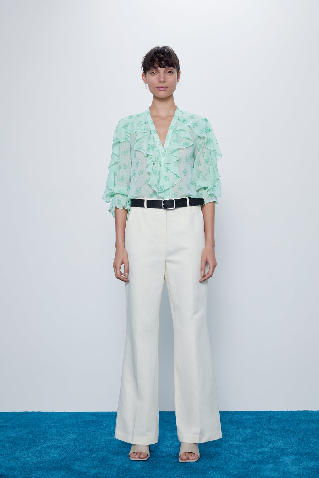 Puede que se nos haya colado el verde esmeralda de toda la vida, pero es que no nos hemos podido resistir a este precioso tono que combina tan bien con colores claros y con el negro. Esta camisa es de Zara viene con volantes en el escote de pico y las mangas a la altura del codo. Cuesta 25,95 euros y está disponible entre las tallas XS y L.