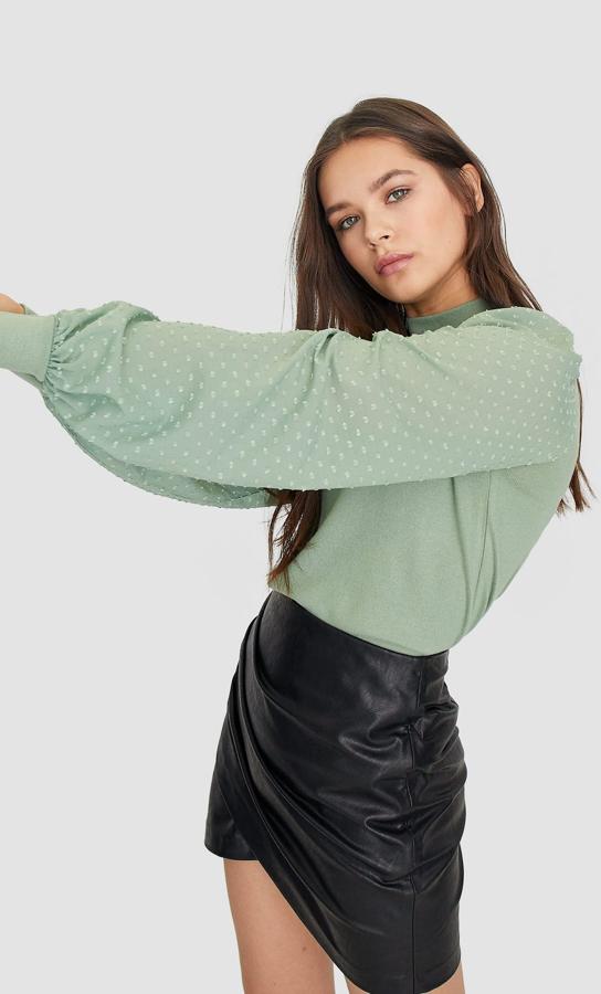 Solo queda en la talla S, y pocas, pero no hemos querido dejar fuera de esta selección esta camiseta de Stradivarius con manga abullonada y cuello Perkins. Cuesta 15,99 euros.