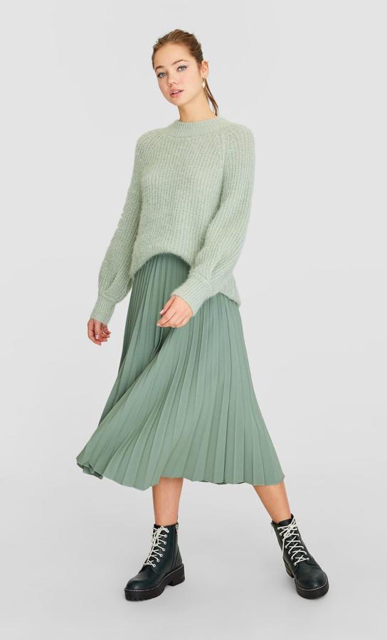 Stradivarius ha sido una de las firmas que más a apostado por este color, y entre nuestras prendas favoritas está esta falda plisada que cuesta 25,99 euros y solo queda ya en la talla L.