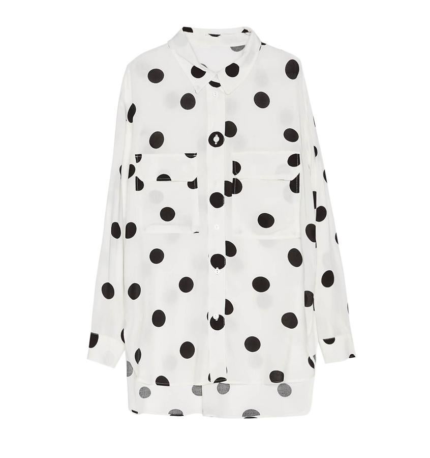 Camisa oversize con aberturas laterales y lunares XXL, 15,99 euros.