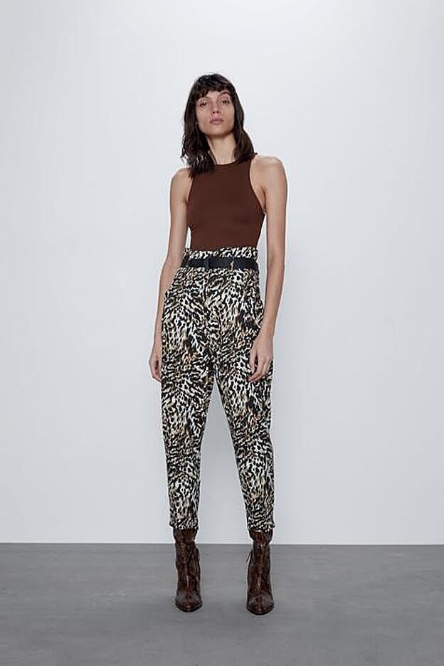 Pantalones de corte paper bag con estampado animal, de Zara.