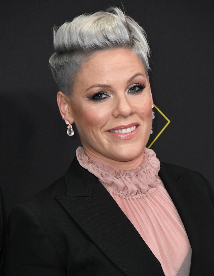 Pink ha usado Instagram para revelar ha dado positivo en coronavirus y que ha donado, en total, un millón de dólares para combatir la enfermedad.