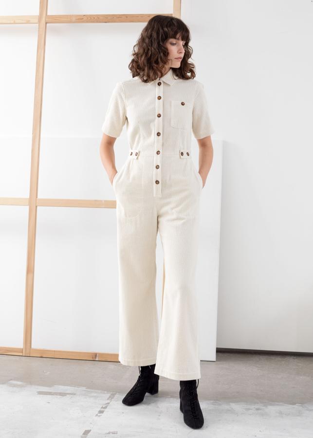 Ni las influencers se han podido resistir al mono de pana  este invierno. Esta versión primaveral de manga corta y en tono crudo ya nos ha conquistado también a nosotras. En temporada estaba a 99 euros y ahora cuesta 38.