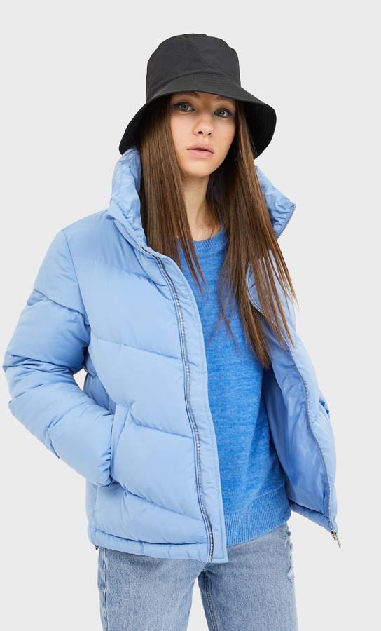 Abrigo puffy de cuello alto en color azul (14,99 euros).