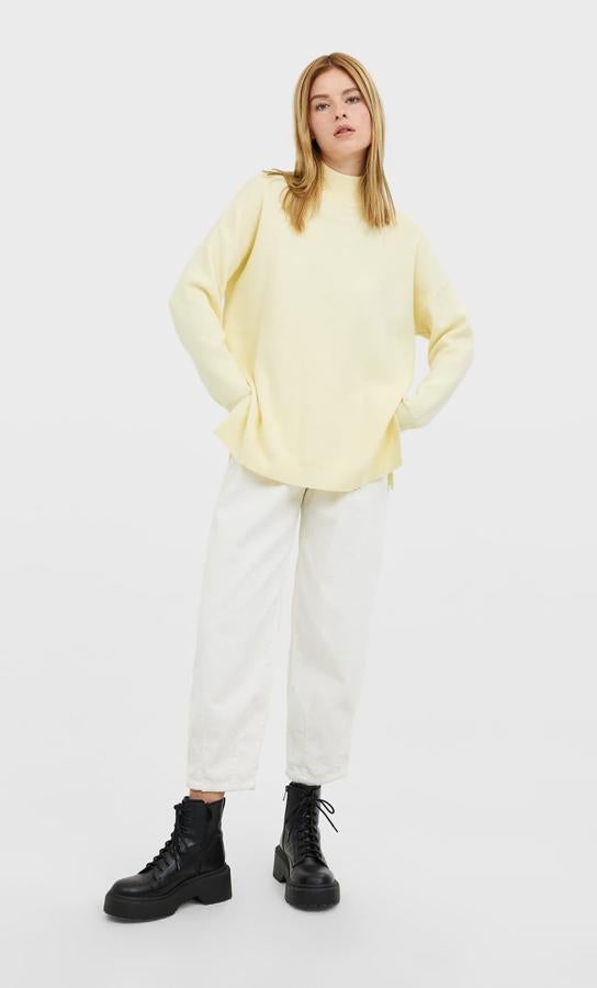 Jersey amarillo con aberturas laterales (12,99 euros).