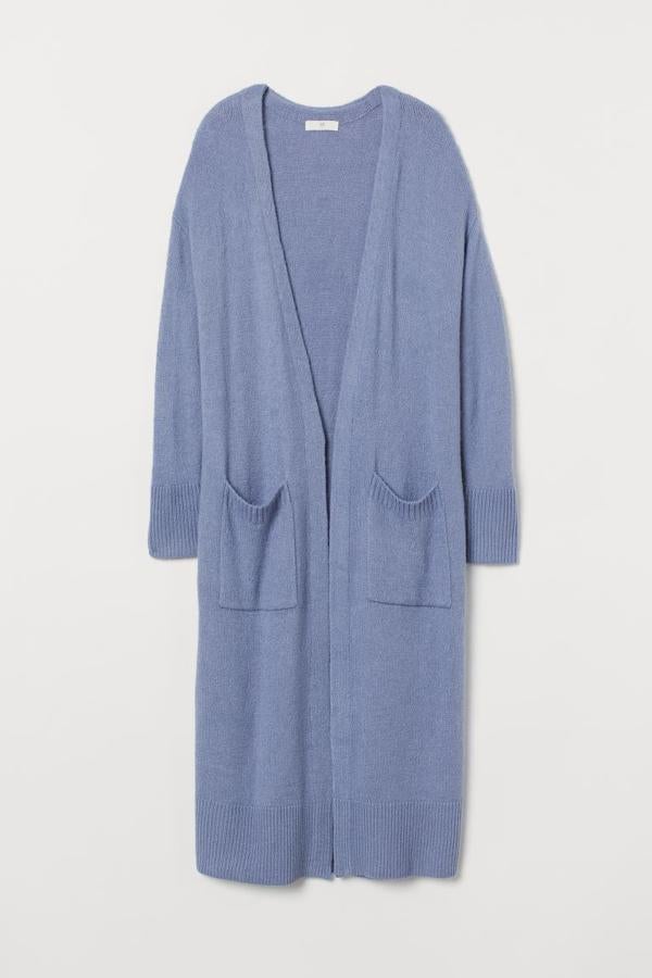 Solo queda en la talla XS, y pocos, pero no nos hemos podido resistir a meter este cárdigan largo con bolsillos de H&M en esta selección, porque pensamos en todos los vestidos que vienen y no encontramos nada más apropiado. Está rebajado, y de 34,99 euros ha pasado a 20,99 euros.