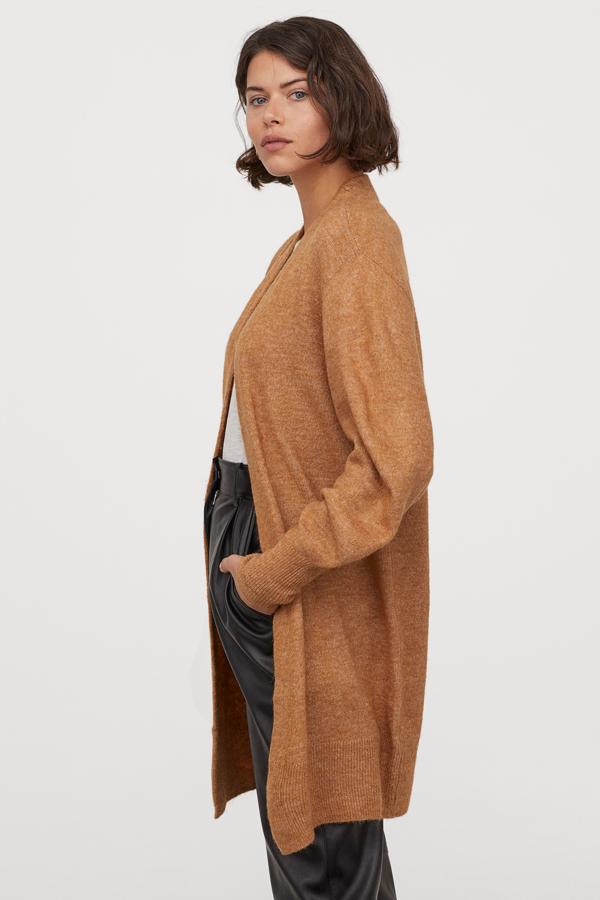 Una de nuestras propuestas favoritas es este cárdigan en punto fino suave de H&M con lana en la trama. Es un diseño de hombros caídos, con mangas largas amplias y ribete de canalé en puños y bajo. Disponible entre las tallas XXS y XXL, y en gris y beige, está rebajado y ha pasado de 19,99 euros a 14,99 euros.