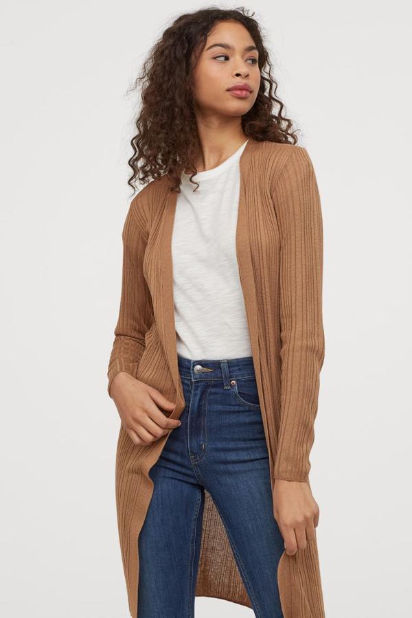 En punto fino de canalé de mezcla de viscosa, sin cierre ni bolsillos, este cárdigan largo de H&M solo se vende en la web y se está agotando en las tallas XXS y XXL. Cuesta 19,99 euros y también está disponible en negro.
