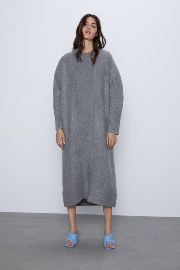 Con acabados en rib, este cárdigan largo de Zara viene sin solapas ni bolsillos. Cuesta 39,95 euros, está disponible en las tallas S, M y L.