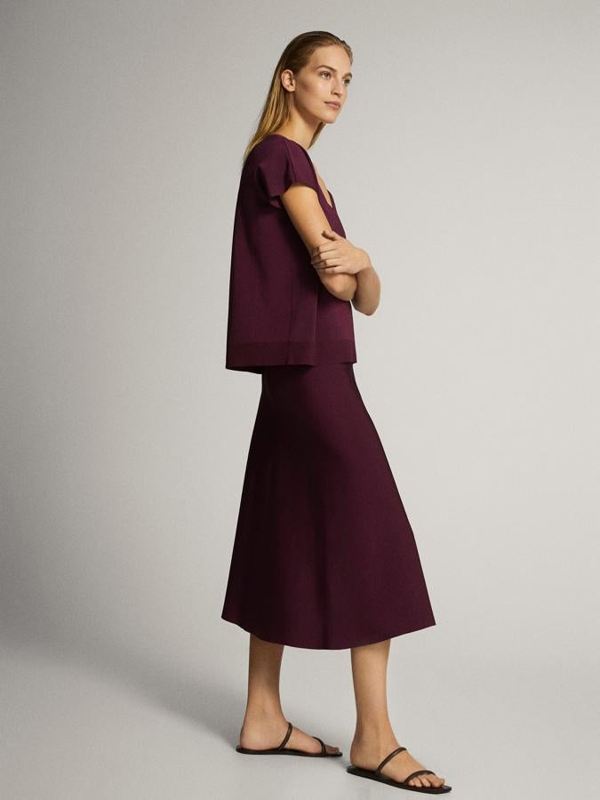 En Massimo Dutti siempre apuestan por opciones muhco más minimalistas y aciertan. Sobre todo con estas dos piezas en punto de seda granate que no pueden sentar mejor.