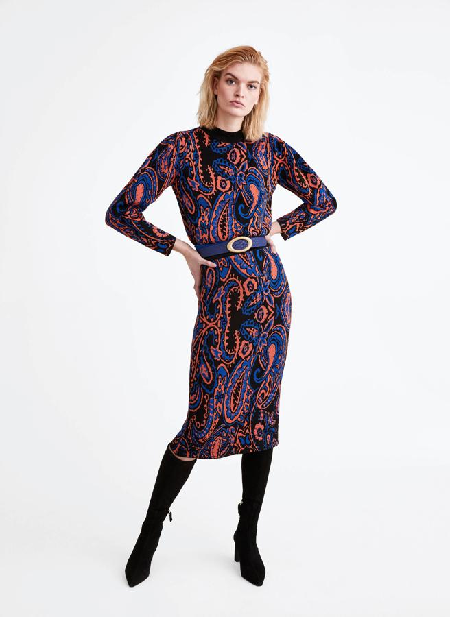 De nuevo una de las porpuestas más elegantes viene de la mano de Uterqüe. Si vas a estar en casa pero bien acompañada, una buena opción es arreglarte con un conjunto como este, con estampdo jacquard en azules y naranjas. Cambia las botas por unas bailarinas y estarás más cómoda.