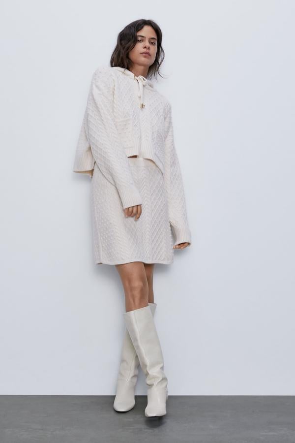 Más sport y en versión mini, este conjunto de Zara con punto en relieve tiene la minifalda como protagonista. Sin desmerecer al jersey con capucha en versión cropped. ¡Ideal!